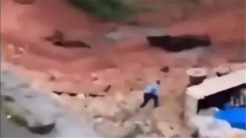 انهيار ترابي مرعب