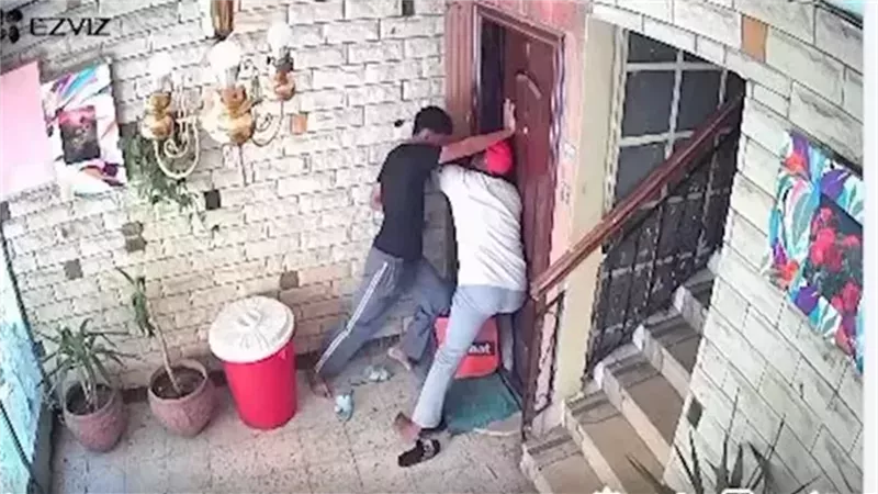 ضبط شخصين حاولا اقتحام