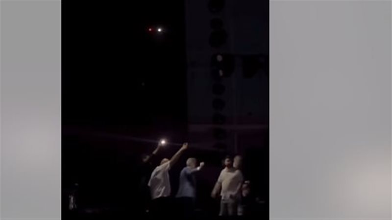 خرج على ضوء كشافات الهواتف، انقطاع الكهرباء ينهي حفلة مروان خوري في دمشق (فيديو)