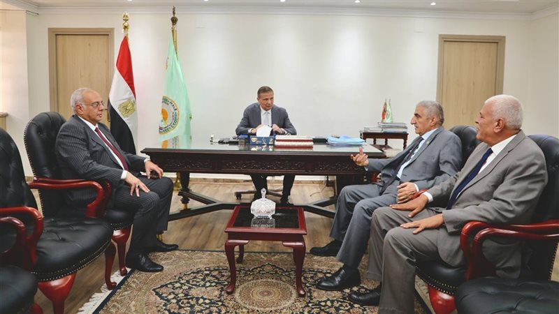 وزير الزراعة يبحث