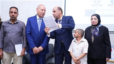 وزير العمل يراجع عقد أحد ذوي الهمم بنفسه قبل استلامه