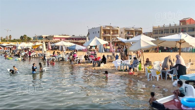 جانب من إقبال المصطافين