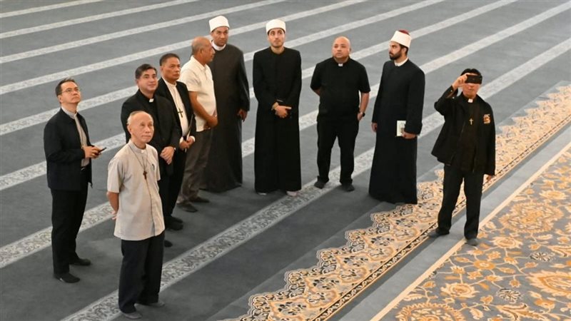 عدد من القساوسة الفلبينيين