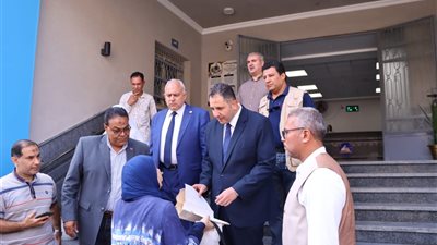 محافظ دمياط يستمع لشكاوى الأهالي ويسلم عقود التصالح في مخالفات البناء