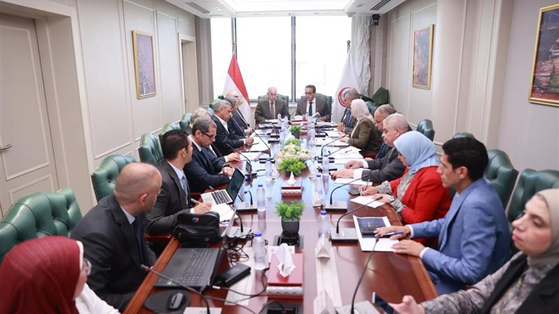 اجتماع وزير الصحة