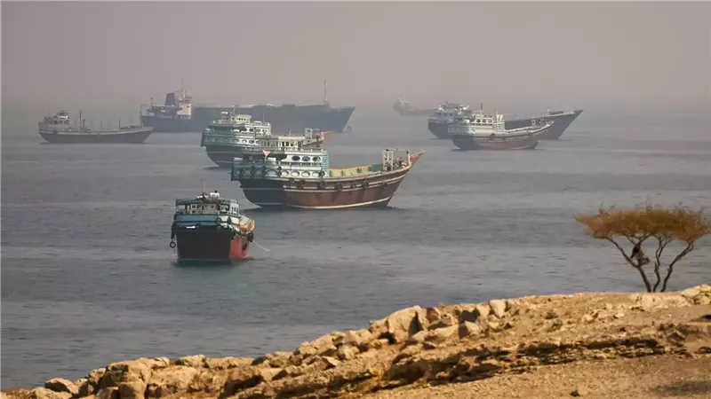 بيانات: 4 ناقلات عبرت مضيق هرمز أمس بانخفاض 10 عن اليوم السابق و18 سفينة بباب المندب