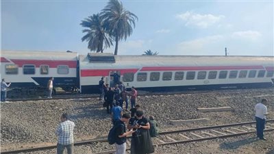 انزلاق عجلة قطار 935 على قضبان السكة بمحطة سيدى جابر والهيئة تدفع بفرق الطوارئ 
