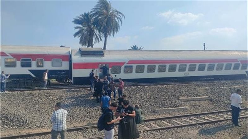 انزلاق عجلة قطار 935 على قضبان السكة بمحطة سيدى جابر والهيئة تدفع بفرق الطوارئ