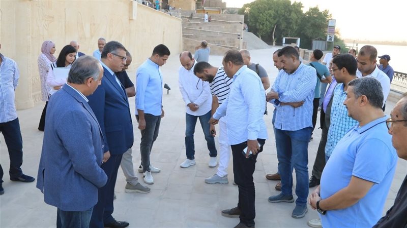 محافظ قنا يتابع تنفيذ