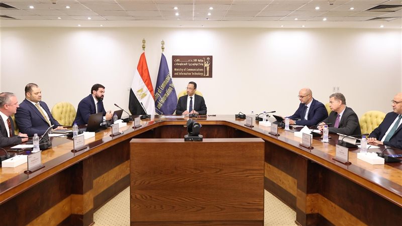 لقاء وزير الاتصالات