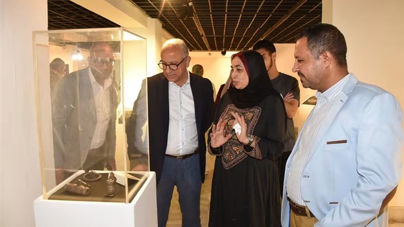 معرض بصمة وثقب، فيتو