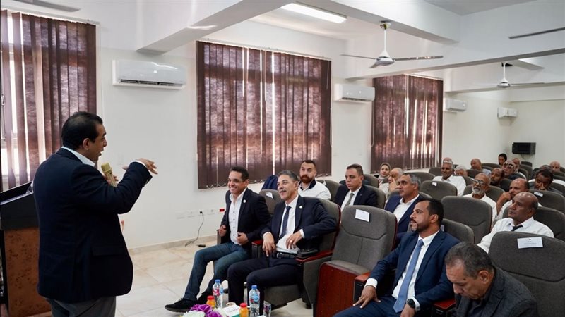 محافظة قنا تبحث مع