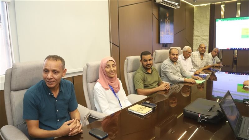 رئيس جامعة قنا يناقش
