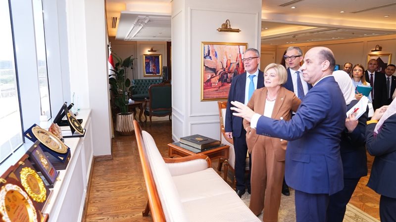 وزير العمل ونظيرته