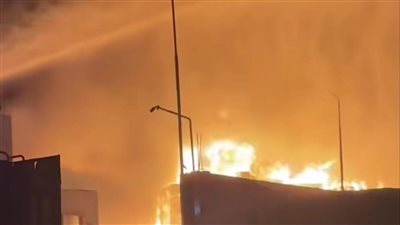 الدفع بـ9 سيارات إطفاء للسيطرة على حريق مصنع كرتون في العبور بالقليوبية  