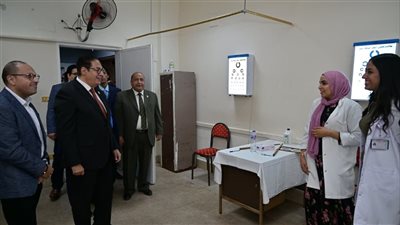رئيس جامعة القاهرة يتفقد مستشفى الطلبة في اليوم الأول للكشف الطبي على الطلاب الجدد 