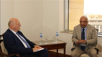 وزير الكهرباء يتابع مع شركة أوراسكوم مشروعات طاقة الرياح برأس شقير  