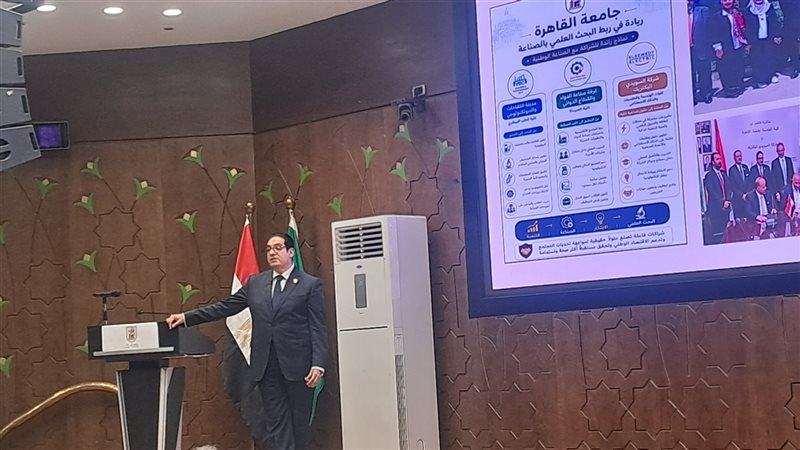رئيس جامعة القاهرة: اللي بيغلط بنقطع رقبته