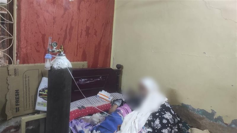 بعد استغاثتها، فريق طبي من «الصحة» يصل إلى منزل مواطنة تعاني من زيادة مفرطة في الوزن