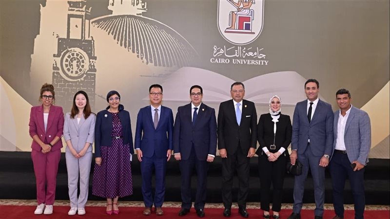 وفد هواوي مع رئيس