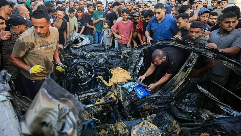 فلسطينيون يتفقدون
