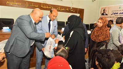 محافظ أسيوط يوزع 220 حقيبة مدرسية لدعم طلاب الأسر الأولى بالرعاية (فيديو) 