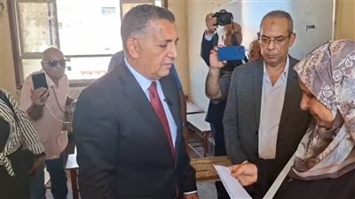مديرة مدرسة كفر الجزار بعد انتقادات محافظ القليوبية: بصرف من جيبي لأن مفيش فلوس (فيديو)
