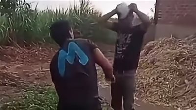 الأجهزة المختصة تفحص فيديو لتقييد شاب وضربه وتهديده بكلب شرس (فيديو وصور)