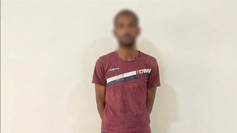 عاطل يسرق محتويات