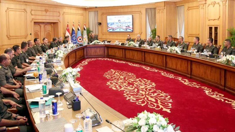 وزير الدفاع يلتقى