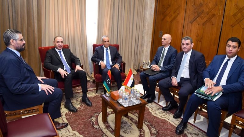 وزير الخارجية مع