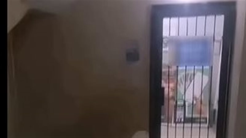  احتجاز عملاء داخل