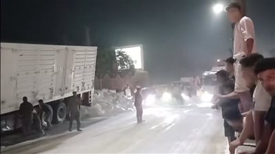 رفع آثار انقلاب سيارة نقل محملة بالسماد وإعادة فتح طريق القاهرة ميت غمر (صور)