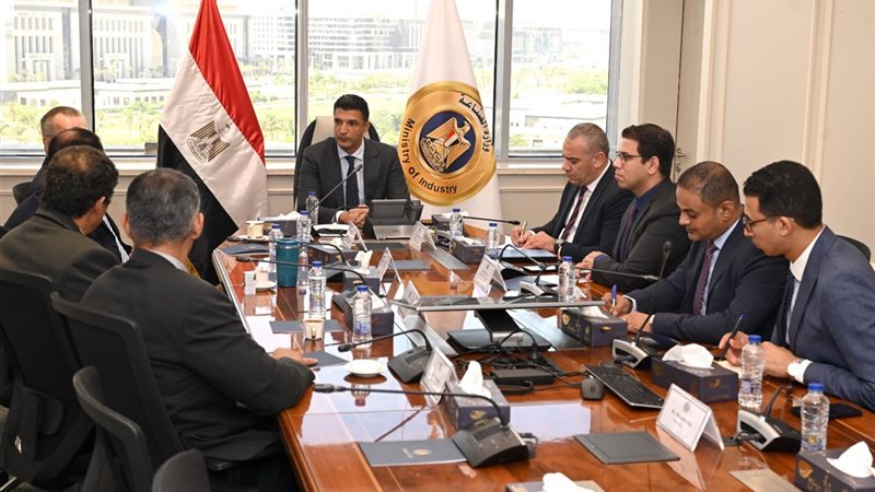 اجتماع وزير الصناعة