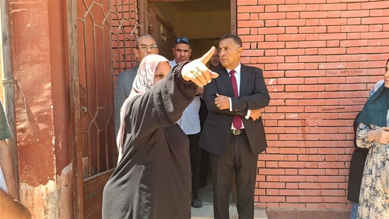محافظ القليوبية بمدرسة