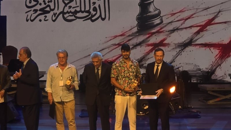 جانب من تسليك الجوائز،