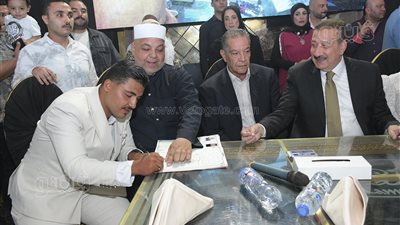 موقف أبوي في عقد القران، محافظ بورسعيد وكيل عروس يتيمة (صور)