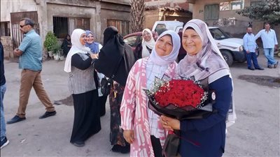 بالورد.. معلمو مدرسة الشهيد أحمد سمير يستقبلون المديرة بعد تكريمها من وزير التعليم (فيديو)