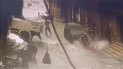 فيديو يوثق لحظة سقوط أجزاء من شرفة شقة على شخص بالغربية 