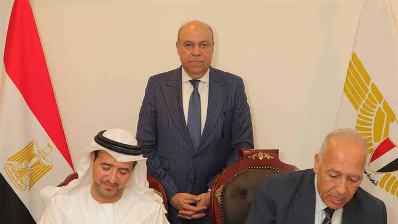 الحفني يشهد توقيع