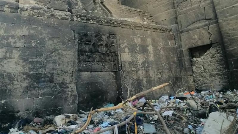قبر السيوطي محاط