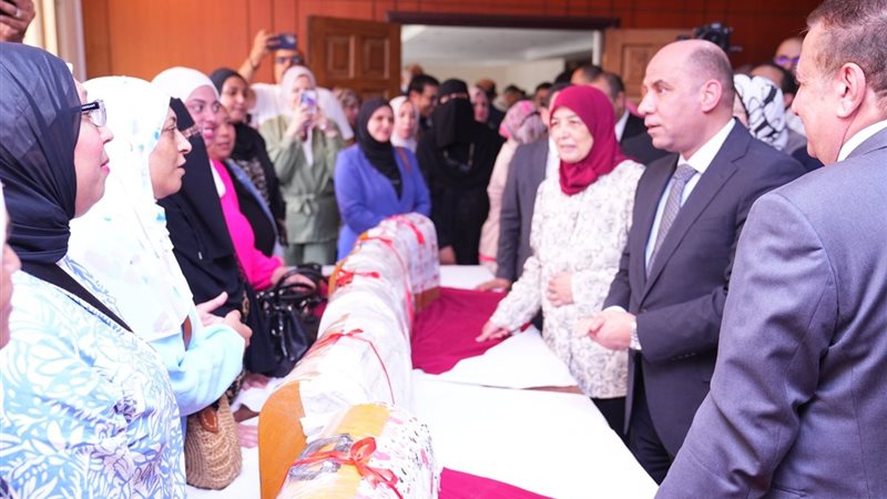 وزير العمل يسلم عقودا