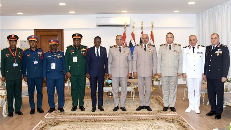  وزير الدفاع والإنتاج