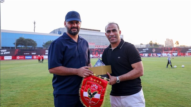 عبد الحفيظ يتبادل