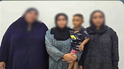 خدروه عشان اللقطة تكمل، جدة تستغل حفيدها الرضيع بمشاركة ابنتيها في التسول والأم تكشف مفاجأة (صور)