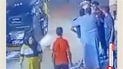 فيديو يثير الغضب، سيدة تعتدي بالضرب على شاب معاق بآلة حادة في المنيا  