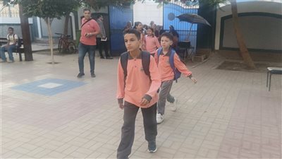 مشاهد من أول يوم دراسة بالشرقية.. ابتسامات وقبلات ودعم أسري أمام بوابات المدارس (صور)