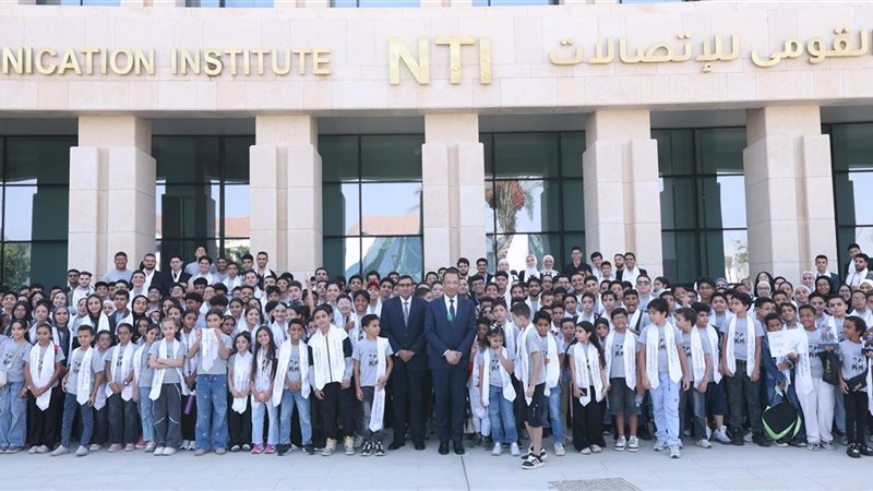 وزير الاتصالات مع