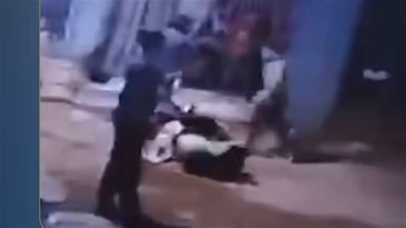 سقوط شخص وإصابة آخر