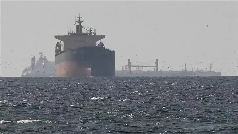 ناقلة نفط قرب مضيق